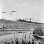 150977 Afbeelding van twee electrische treinstel mat. 1954 van de N.S. ter hoogte van Gouda.